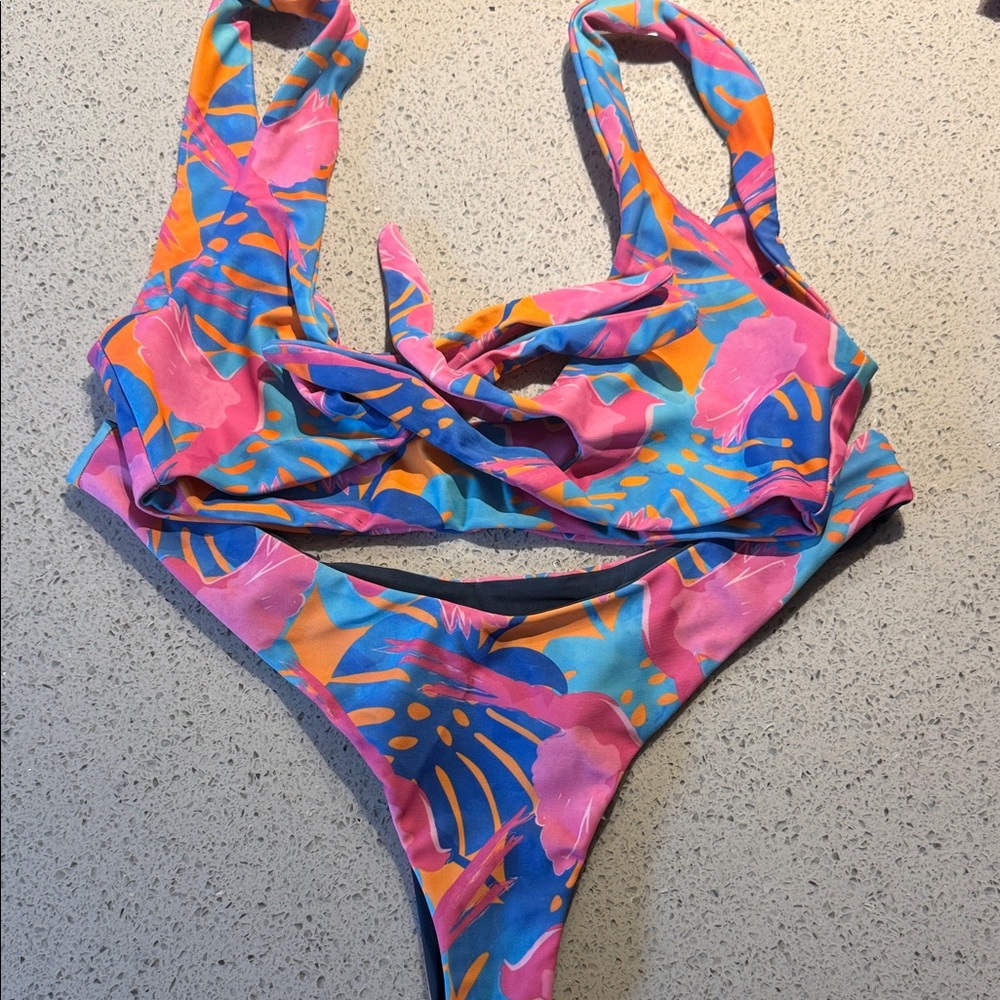 Moana Bikini Paradise Billie Top Reversible Vee Bottom - Picture 2 of 4